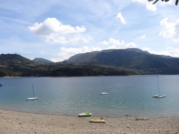 Italie : Bain de soleil sur les rives du lac de Suviana