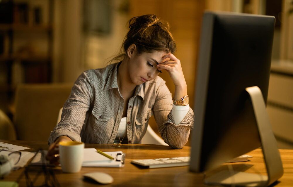 Charge mentale du solopreneur : comment l&rsquo;alléger quand on porte 10 casquettes à la fois
