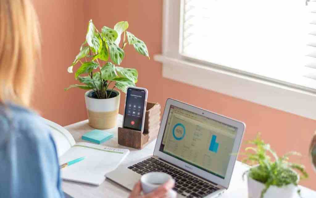 Devenir assistante virtuelle : le guide complet (2025)