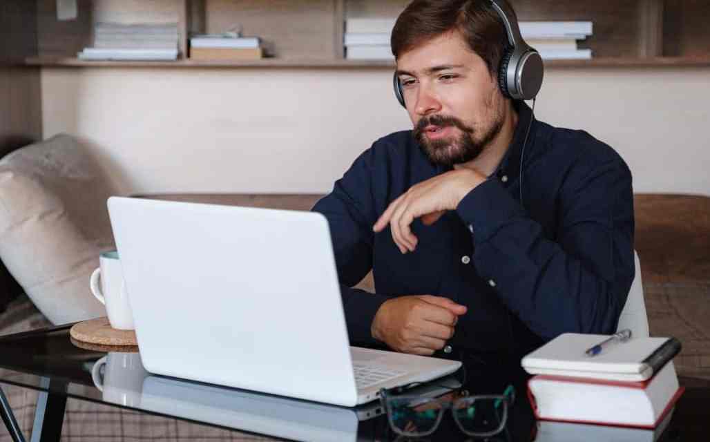 Travailler à la maison : Enseigner une langue en ligne